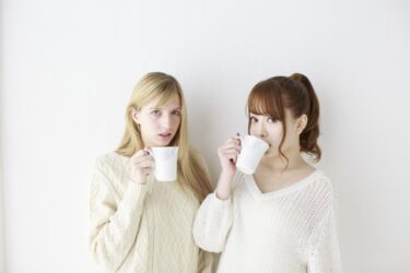 仲良くコーヒーを飲む外国人と日本人